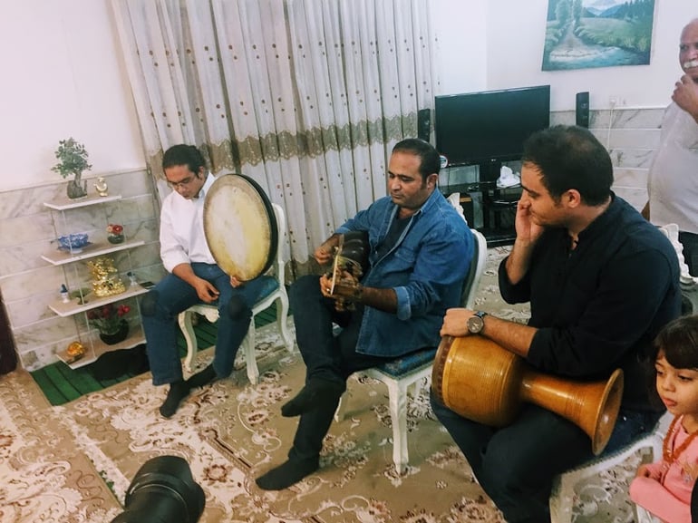 Iranische Gastfdamilie beim musizieren
